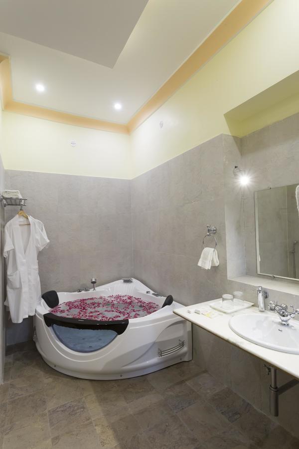 Syna Heritage Hotel Khajuraho Exterior photo